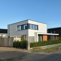 Een vrijstaande witte houtskeletbouw woning in Apeldoorn