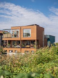 Een waterwoning met een houten gevelbekleding