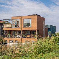 Een twee-onder-een kap houtskeletbouw woonboot van Schoonschip gelegen in Amsterdam-Noord. Dit is een voorbeeld van één van onze opgeleverde projecten.